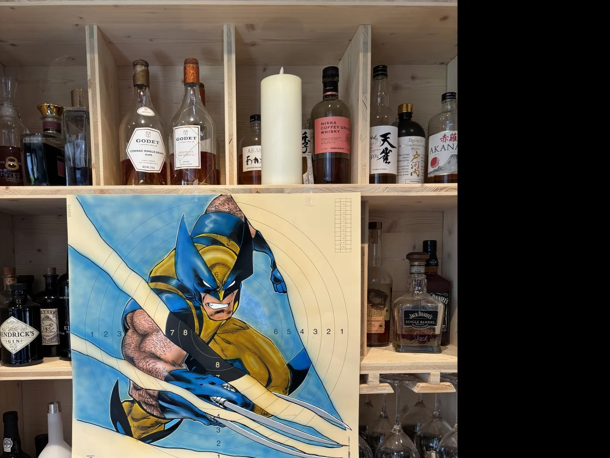 Les griffes percent la cible